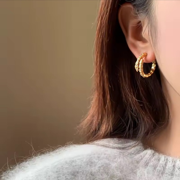 Serpenti Hoop Earrings with Crystals
Gold - Picture 7 of 8